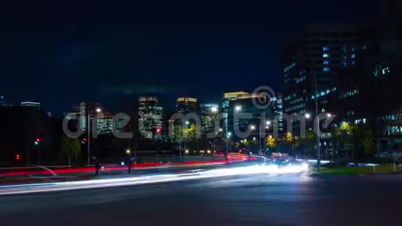 东京市区街道的夜晚时光流逝视频的预览图