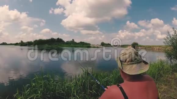 渔夫正拿着鱼竿在河上钓鱼视频的预览图