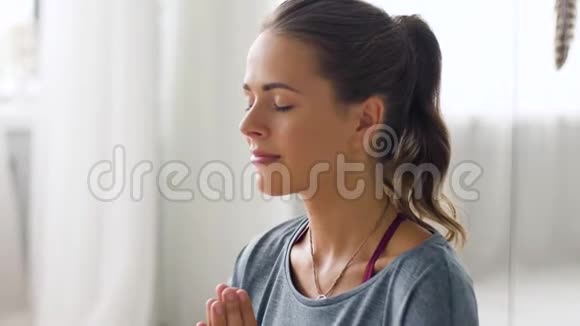 女人在瑜伽工作室冥想视频的预览图