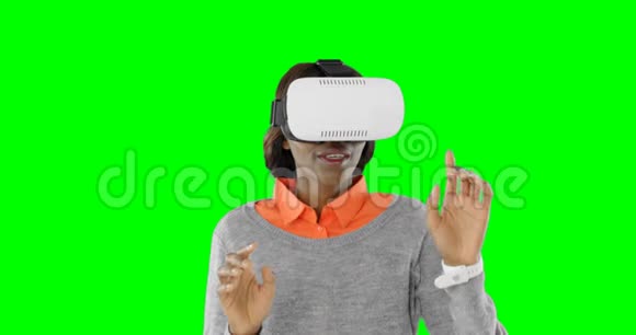 女性在使用虚拟现实耳机4k时做手势视频的预览图