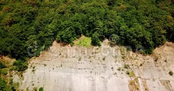 岩石地形的空中景观背景是树木视频的预览图