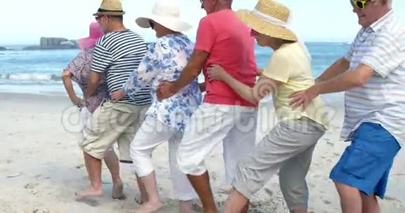 资深朋友在海滩上跳舞视频的预览图