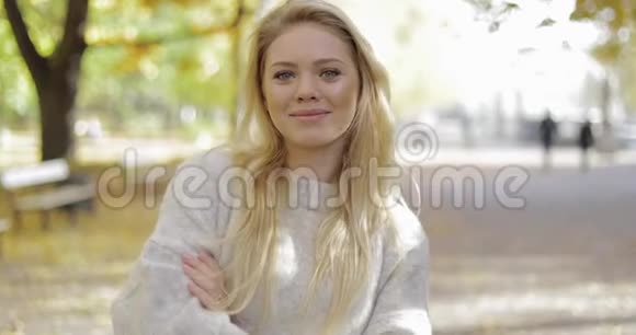 秋天公园里微笑的女人视频的预览图