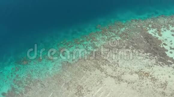 空中飞越热带岛屿白色海滩加勒比海绿松石水珊瑚礁印度尼西亚苏门答腊巴尼亚克群岛导游视频的预览图