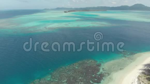 空中飞越热带岛屿白色海滩加勒比海绿松石水珊瑚礁印度尼西亚苏门答腊巴尼亚克群岛导游视频的预览图