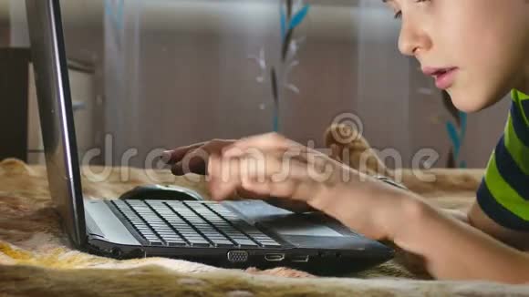 孩子和笔记本电脑视频的预览图