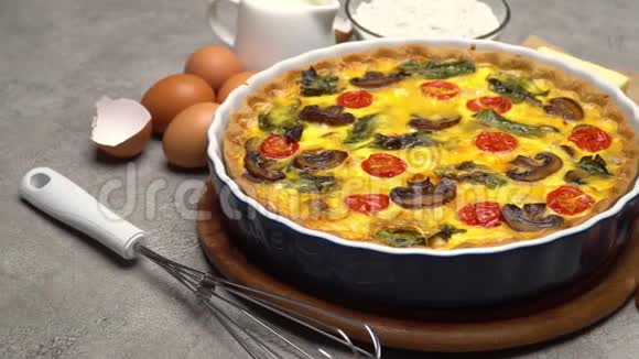 陶瓷烤制自制乳蛋饼鸡蛋和奶油视频的预览图