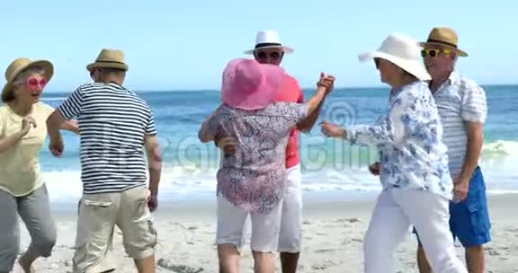 资深朋友在海滩上跳舞视频的预览图