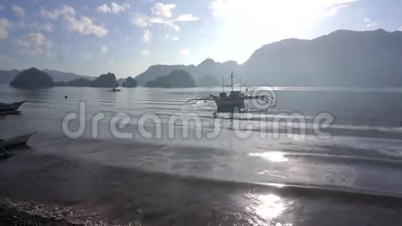 菲律宾日出时的渔船视频的预览图