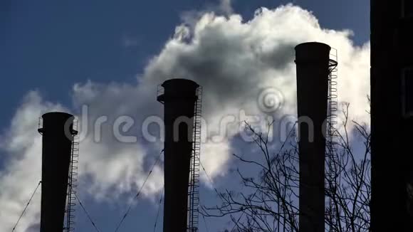 烟从烟囱里冒出来空气污染生态学基辅乌克兰视频的预览图