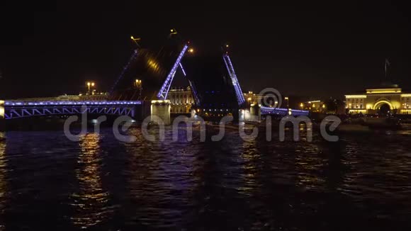 夜晚在河上照明的桥梁视频的预览图