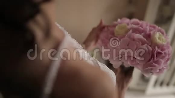 新娘在婚礼上捧着花束视频的预览图