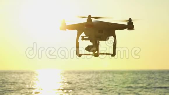 夕阳天空中的无人机海浪山脉靠近室外的四架直升机电影制作人婚礼录像带的概念视频的预览图