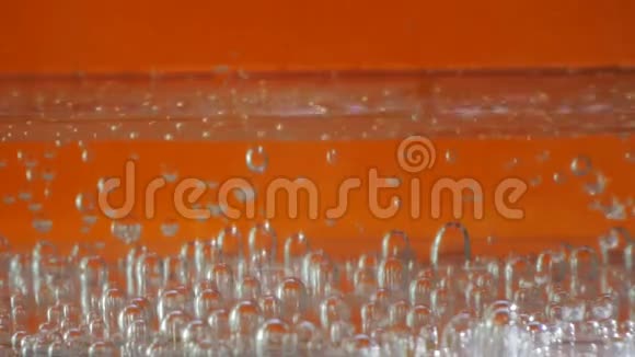 背景上的水的宏观气泡视频的预览图