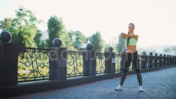 活跃的女性在城市公园锻炼和伸展视频的预览图