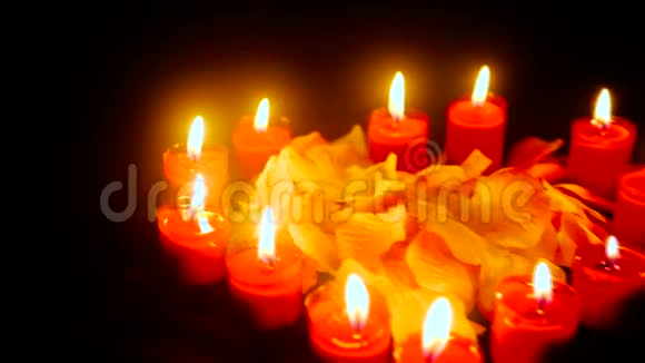 用蜡烛为情人节点燃花瓣的足迹视频的预览图