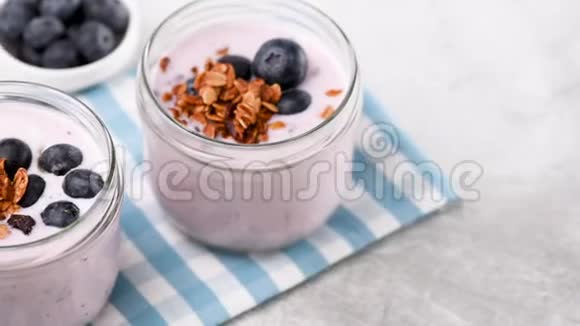 吃蓝莓酸奶健康早餐或小吃视频的预览图