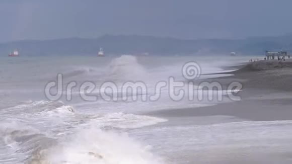 海上风暴巨大的波浪在海岸上撞击和喷射格鲁吉亚巴统视频的预览图