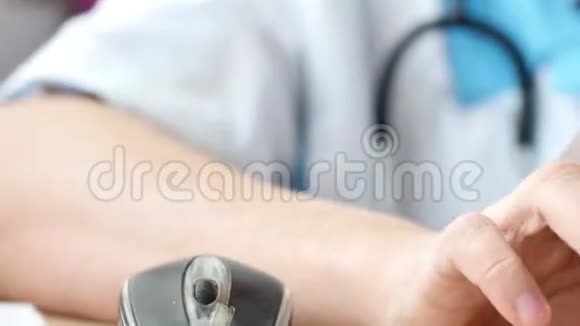 医生在电脑上使用鼠标视频的预览图