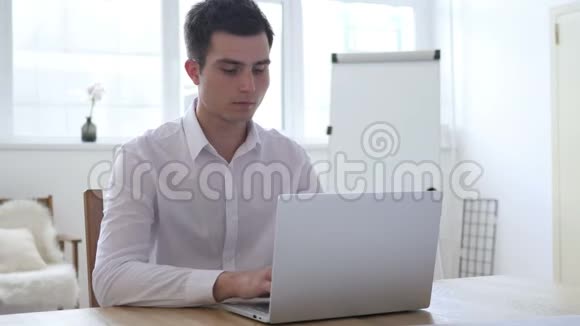 在办公室里用笔记本电脑工作的商人视频的预览图