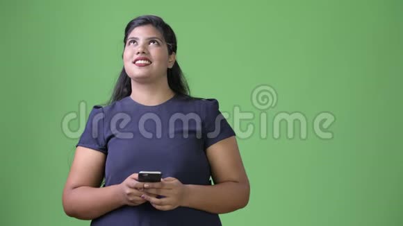 年轻的超重美丽的印度女商人绿色背景视频的预览图
