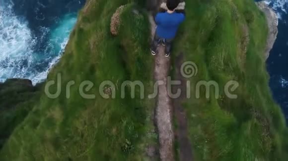 在爱尔兰西海岸的悬崖上飞行视频的预览图