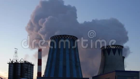 发电厂排放烟雾和蒸汽视频的预览图