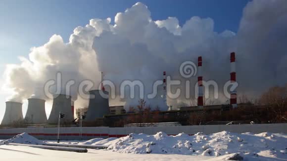 发电厂排放烟雾和蒸汽视频的预览图