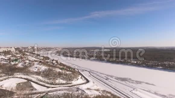 乌法萨拉瓦特尤拉耶夫纪念碑冬季鸟瞰视频的预览图