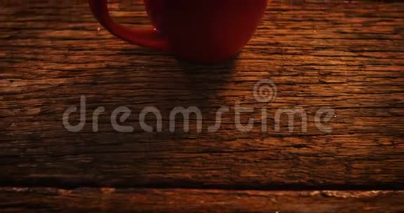木板上的咖啡杯视频的预览图