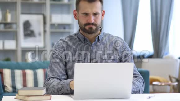 损失沮丧的人在笔记本电脑上工作视频的预览图