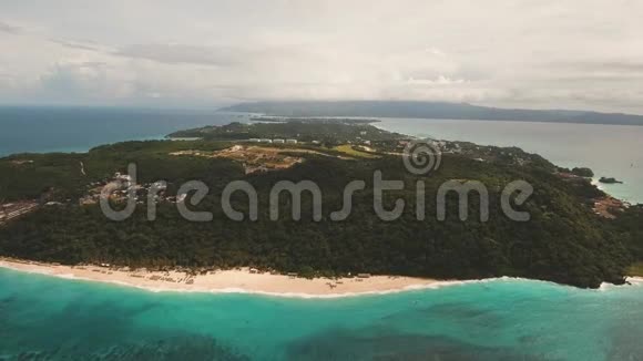 鸟瞰热带热带岛屿视频的预览图