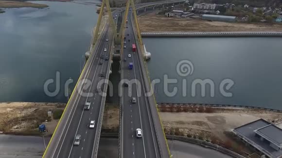河上美丽的桥电缆上的桥是公路视频的预览图