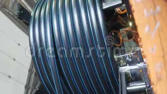 卷线卷管塑料水管厂制造在机器上制作塑料管的过程视频的预览图