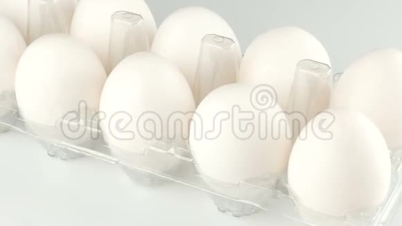 白色背景的透明塑料托盘中的大白鸡蛋视频的预览图