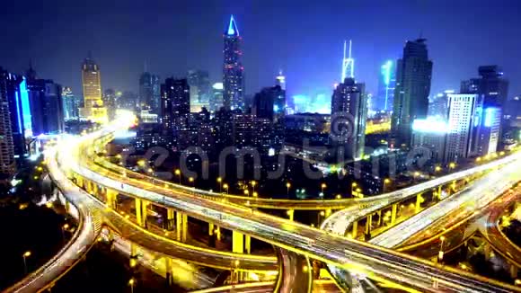 4k时间流逝繁忙的城市交通与条纹灯迹在夜间上海视频的预览图