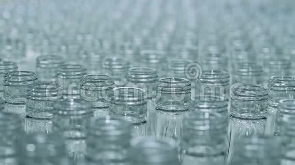 酒精厂的一排玻璃瓶视频的预览图