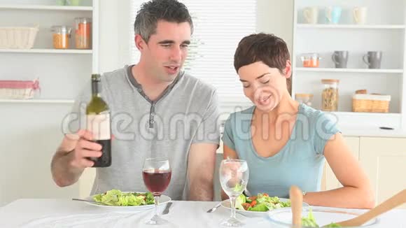 一对夫妇一起吃晚饭视频的预览图