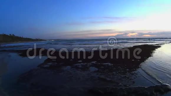 日落海啸棕榈和云视频的预览图