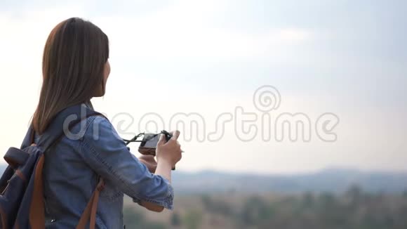 在大自然中用照相机拍照的女游客视频的预览图