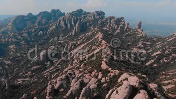 蒙特塞拉特加泰罗尼亚西班牙山顶洞观圣卡瓦德蒙特塞拉特或夏季蒙特塞拉特圣洞视频的预览图