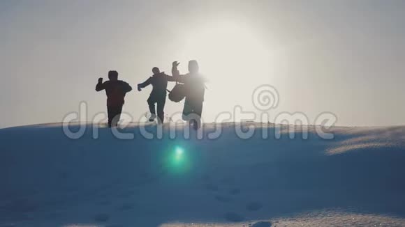 团队合作参考译文登山者登山山顶岩石山顶小组成员生活方式阳光剪影雪脚视频的预览图