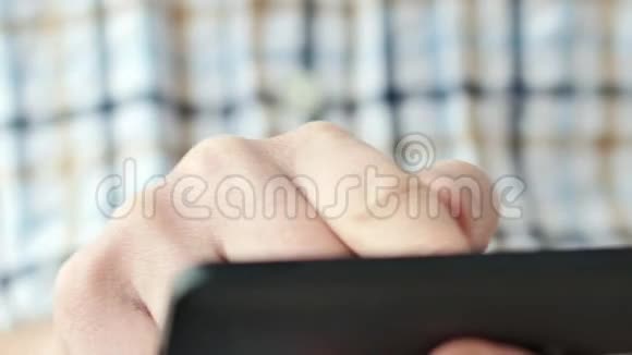 手握智能手机的特写视频的预览图