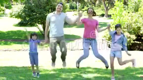 幸福的一家人牵着手跳着视频的预览图