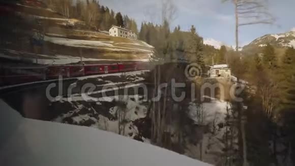 伯尼纳快速红火车穿越阿尔卑斯山视频的预览图