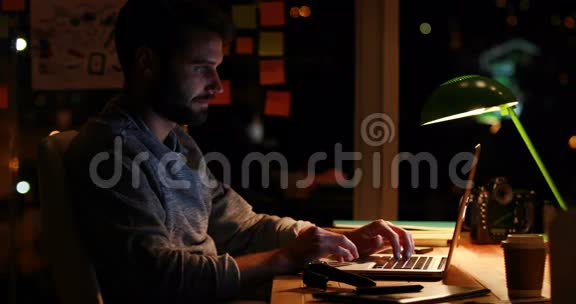 业余商人晚上用笔记本电脑视频的预览图