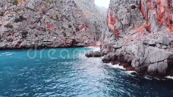 萨卡洛布拉港美丽的海滨道路和景观马洛卡西班牙视频的预览图