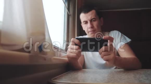 带智能手机的男商人乘火车旅行男人旅行者正在火车上输入一条互联网生活方式的网络信息视频的预览图