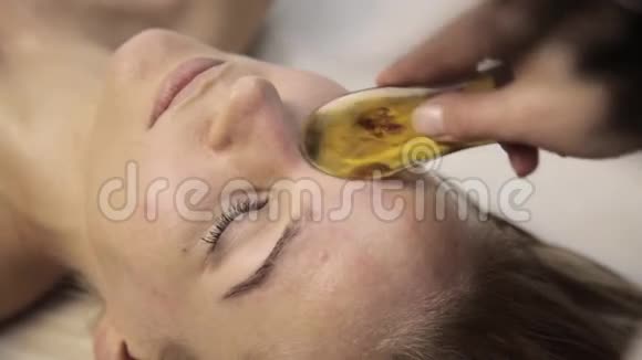 女性面部的压迫中国式刮痧按摩视频的预览图