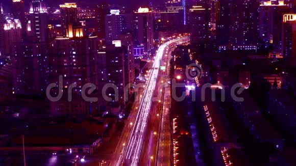 在上海4K时间过去繁忙的城市交通夜间有条纹灯迹视频的预览图